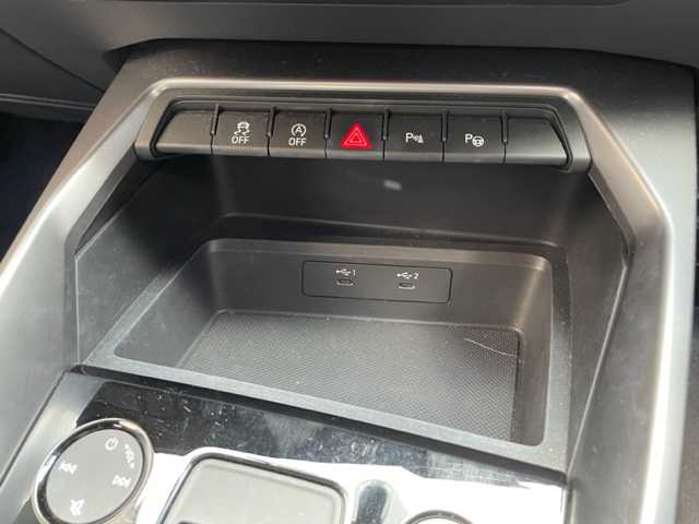アウディ アウディ Ａ３ SB 30TFSI 神奈川県 2024(令6)年 2.5万km グレイシアホワイトメタリック ワンオーナー/IC付ターボ/純正ナビ/・DTV/Bluetooth/USB/バックカメラ/クリアランスソナー/前席シートヒーター/ドライバーインフォメーションディスプレイ/ビルトインETC2.0/前後ドライブレコーダー/アダプティブクルーズアシスト/Audiプレセンス/接近警報/レーン逸脱警報機能/降車警報/パークアシスト/純正16インチAW/プッシュEgスタート/ストップ/スマートキー×2/パドルシフト付ステアリング/純正LEDヘッドライト/フロント/バックフォグ/ターンランプ付電動格納ドアミラー/規格外フロアマット/取扱説明書/新車時保証書