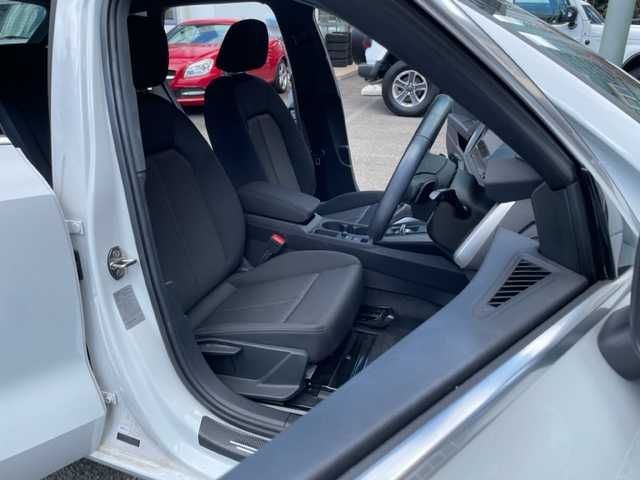 アウディ アウディ Ａ３ SB 30TFSI 神奈川県 2024(令6)年 2.5万km グレイシアホワイトメタリック ワンオーナー/IC付ターボ/純正ナビ/・DTV/Bluetooth/USB/バックカメラ/クリアランスソナー/前席シートヒーター/ドライバーインフォメーションディスプレイ/ビルトインETC2.0/前後ドライブレコーダー/アダプティブクルーズアシスト/Audiプレセンス/接近警報/レーン逸脱警報機能/降車警報/パークアシスト/純正16インチAW/プッシュEgスタート/ストップ/スマートキー×2/パドルシフト付ステアリング/純正LEDヘッドライト/フロント/バックフォグ/ターンランプ付電動格納ドアミラー/規格外フロアマット/取扱説明書/新車時保証書