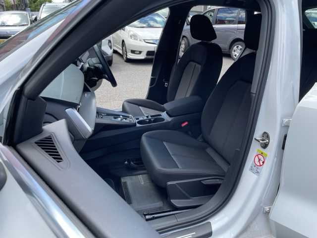 アウディ アウディ Ａ３ SB 30TFSI 神奈川県 2024(令6)年 2.5万km グレイシアホワイトメタリック ワンオーナー/IC付ターボ/純正ナビ/・DTV/Bluetooth/USB/バックカメラ/クリアランスソナー/前席シートヒーター/ドライバーインフォメーションディスプレイ/ビルトインETC2.0/前後ドライブレコーダー/アダプティブクルーズアシスト/Audiプレセンス/接近警報/レーン逸脱警報機能/降車警報/パークアシスト/純正16インチAW/プッシュEgスタート/ストップ/スマートキー×2/パドルシフト付ステアリング/純正LEDヘッドライト/フロント/バックフォグ/ターンランプ付電動格納ドアミラー/規格外フロアマット/取扱説明書/新車時保証書