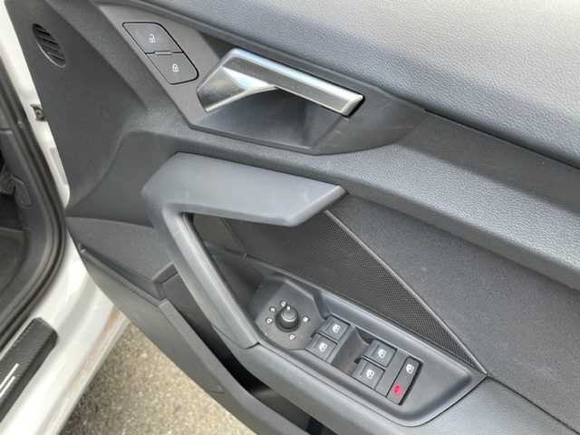 アウディ アウディ Ａ３ SB 30TFSI 神奈川県 2024(令6)年 2.5万km グレイシアホワイトメタリック ワンオーナー/IC付ターボ/純正ナビ/・DTV/Bluetooth/USB/バックカメラ/クリアランスソナー/前席シートヒーター/ドライバーインフォメーションディスプレイ/ビルトインETC2.0/前後ドライブレコーダー/アダプティブクルーズアシスト/Audiプレセンス/接近警報/レーン逸脱警報機能/降車警報/パークアシスト/純正16インチAW/プッシュEgスタート/ストップ/スマートキー×2/パドルシフト付ステアリング/純正LEDヘッドライト/フロント/バックフォグ/ターンランプ付電動格納ドアミラー/規格外フロアマット/取扱説明書/新車時保証書