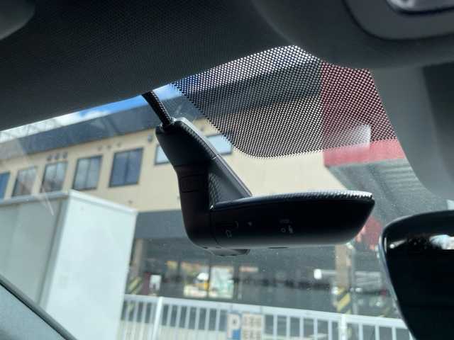 アウディ アウディ Ａ３ SB 30TFSI 神奈川県 2024(令6)年 2.5万km グレイシアホワイトメタリック ワンオーナー/IC付ターボ/純正ナビ/・DTV/Bluetooth/USB/バックカメラ/クリアランスソナー/前席シートヒーター/ドライバーインフォメーションディスプレイ/ビルトインETC2.0/前後ドライブレコーダー/アダプティブクルーズアシスト/Audiプレセンス/接近警報/レーン逸脱警報機能/降車警報/パークアシスト/純正16インチAW/プッシュEgスタート/ストップ/スマートキー×2/パドルシフト付ステアリング/純正LEDヘッドライト/フロント/バックフォグ/ターンランプ付電動格納ドアミラー/規格外フロアマット/取扱説明書/新車時保証書