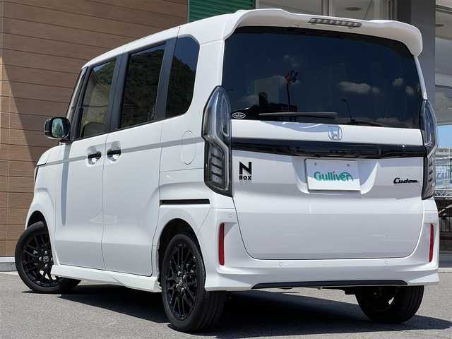 ホンダ Ｎ ＢＯＸ カスタム L ターボ スタイル+ブラック 香川県 2023(令5)年 2.1万km プラチナホワイトパール ワンオーナー/純正SDナビ/【フルセグ/CD/DVD/Bluetooth】/バックカメラ/両側パワースライドドア/ハーフレザーシート/電子パーキング/オートホールド/前席シートヒーター/ホンダセンシング/・横滑り防止装置/・衝突軽減ブレーキ/・路外逸脱抑制機能/パドルシフト/LEDヘッドライト/純正前後ドライブレコーダー/純正ビルトインETC/オートマチックハイビーム