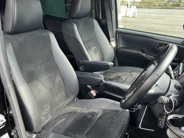 トヨタ ヴォクシー ZS 煌Ⅲ 京都府 2021(令3)年 4.2万km ブラック 純正ＳＤナビ　フルセグテレビ　バックカメラ　両側パワースライドドア　純正ＥＴＣ　ＬＥＤ　クルーズコントロール　Ｂｌｕｅｔｏｏｔｈ　レーンキープアシスト　横滑り防止装置　コーナーセンサー前後　禁煙車