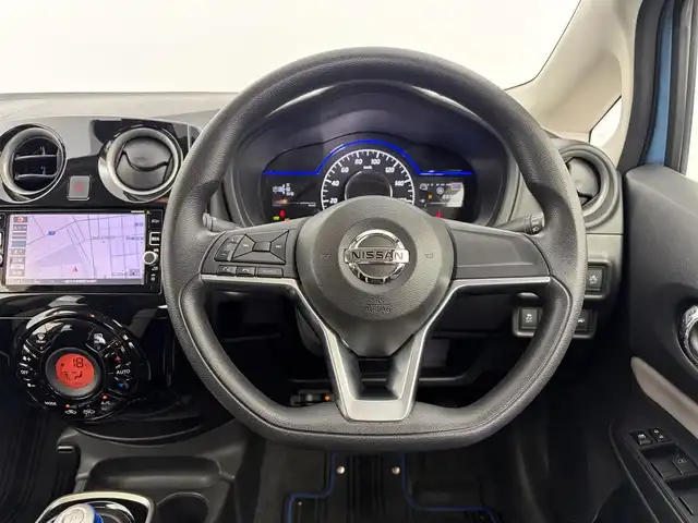 日産 ノート e－パワー X 愛知県 2017(平29)年 6.7万km ソニックブルー 純正SDナビ/Bluetooth/フルセグTV/CD/DVD/SD/AM/FM/インテリジェント エマージェンシー ブレーキ/・インテリジェント クルーズコントロール/・車線逸脱警報/・踏み間違い衝突防止アシスト/デジタルインナーミラー/スマートキー/アラウンドビューモニター/ETC/ドライブレコーダー/コーナーセンサー/ドアバイザー/オートライト/ハロゲンヘッドライト/社外14インチアルミホイール/スタッドレスタイヤ一式