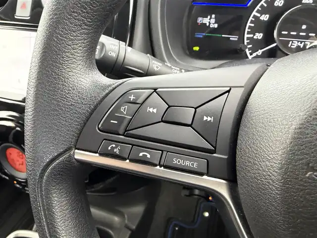 日産 ノート e－パワー X 愛知県 2017(平29)年 6.7万km ソニックブルー 純正SDナビ/Bluetooth/フルセグTV/CD/DVD/SD/AM/FM/インテリジェント エマージェンシー ブレーキ/・インテリジェント クルーズコントロール/・車線逸脱警報/・踏み間違い衝突防止アシスト/デジタルインナーミラー/スマートキー/アラウンドビューモニター/ETC/ドライブレコーダー/コーナーセンサー/ドアバイザー/オートライト/ハロゲンヘッドライト/社外14インチアルミホイール/スタッドレスタイヤ一式