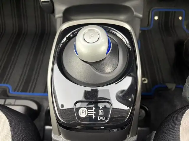日産 ノート e－パワー X 愛知県 2017(平29)年 6.7万km ソニックブルー 純正SDナビ/Bluetooth/フルセグTV/CD/DVD/SD/AM/FM/インテリジェント エマージェンシー ブレーキ/・インテリジェント クルーズコントロール/・車線逸脱警報/・踏み間違い衝突防止アシスト/デジタルインナーミラー/スマートキー/アラウンドビューモニター/ETC/ドライブレコーダー/コーナーセンサー/ドアバイザー/オートライト/ハロゲンヘッドライト/社外14インチアルミホイール/スタッドレスタイヤ一式