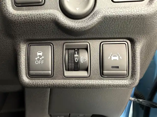 日産 ノート e－パワー X 愛知県 2017(平29)年 6.7万km ソニックブルー 純正SDナビ/Bluetooth/フルセグTV/CD/DVD/SD/AM/FM/インテリジェント エマージェンシー ブレーキ/・インテリジェント クルーズコントロール/・車線逸脱警報/・踏み間違い衝突防止アシスト/デジタルインナーミラー/スマートキー/アラウンドビューモニター/ETC/ドライブレコーダー/コーナーセンサー/ドアバイザー/オートライト/ハロゲンヘッドライト/社外14インチアルミホイール/スタッドレスタイヤ一式