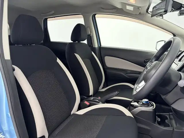 日産 ノート e－パワー X 愛知県 2017(平29)年 6.7万km ソニックブルー 純正SDナビ/Bluetooth/フルセグTV/CD/DVD/SD/AM/FM/インテリジェント エマージェンシー ブレーキ/・インテリジェント クルーズコントロール/・車線逸脱警報/・踏み間違い衝突防止アシスト/デジタルインナーミラー/スマートキー/アラウンドビューモニター/ETC/ドライブレコーダー/コーナーセンサー/ドアバイザー/オートライト/ハロゲンヘッドライト/社外14インチアルミホイール/スタッドレスタイヤ一式