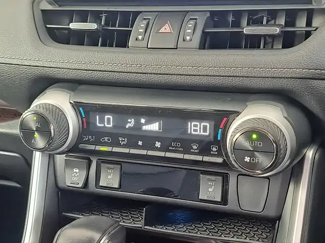 トヨタ ＲＡＶ４ G Zパッケージ 大阪府 2021(令3)年 3.2万km ホワイトパールクリスタルシャイン /禁煙車//純正オプション9インチSDナビ/NSZT-Y68T//Bluetooth/CD/DVD/HDMI//フルセグテレビ/バックカメラ//アダクティブクルーズコントロール//運転席メモリー付パワーシート//前席シートヒーター//ワイヤレス充電規格Qi//ステアリングヒーター//デジタルインナーミラー//ブラインドスポットモニター//クリアランスソナー//ハンズフリーパワーバックドア//衝突被害軽減ブレーキ//LEDヘッドライト//前後ドライブレコーダー//純正19インチアルミホイール//保証書//取扱説明書//スペアキー
