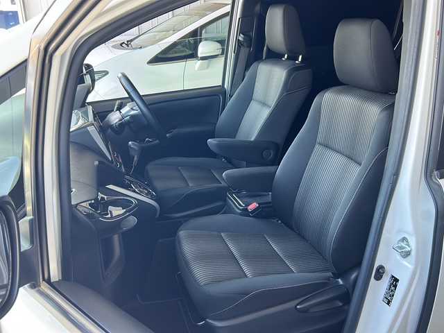 トヨタ ヴォクシー ZS 煌Ⅱ 大阪府 2019(令1)年 6万km ホワイトパールクリスタルシャイン 衝突軽減システム　両側パワースライドドア　純正ナビ　Ｂカメラ　ＣＤ　ＤＶＤ　ＢＴ　フルセグＴＶ　ＨＤＭＩ　１０．１型フリップダウンモニター　クルーズコントロール　前方ドライブレコーダー　ＷＡＣ　ＥＴＣ　電格ミラー　オートライト　スマートキー　プッシュスタート　取扱説明書　LEDヘッドライト　前後コーナーセンサー　レーンキープアシスト