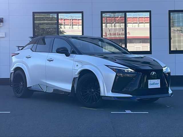 レクサス ＲＺ 450e Fスポーツ パフォーマンス 山口県 2024(令6)年 1.4万km パールⅡ ワンオーナー/100台限定車/純正ディスプレイオーディオ/・フルセグTV/・Bluetooth接続/・ナビキッド/アラウンドビューモニター/純正フロントカーボンスポイラー/純正リアカーボンスポイラー/純正カーボンウィング/純正カーボンルーフ/純正ブルーブレーキキャリパー/ビルトインETC/ドライブレコーダー/Lexus Safety System +/・プリクラッシュセーフティ/・レーンディパーチャーアラート/・レーダークルーズコントロール/・アダプティブハイビームシステム/・ロードサインアシスト/・発進遅れ告知機能/・ドライバー異常時対応システム/・フロントクロストラフィックアラート/・プロアクティブドライビングアシスト/パドルシフト/ハーフレザーシート/パワーシートD席/N席/シートヒーター/エアシート/ステアリングヒーター/スマートキー/プッシュスタート/スペアキー２本/ワイヤレス充電/USB入力端子/パワーバックドア/純正フロアマット/純正LEDライト/純正21インチ特別仕様アルミホイール/ウィンカーミラー/保証書