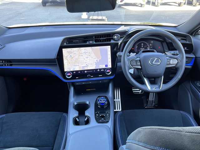 レクサス ＲＺ 450e Fスポーツ パフォーマンス 山口県 2024(令6)年 1.4万km パールⅡ ワンオーナー/100台限定車/純正ディスプレイオーディオ/・フルセグTV/・Bluetooth接続/・ナビキッド/アラウンドビューモニター/純正フロントカーボンスポイラー/純正リアカーボンスポイラー/純正カーボンウィング/純正カーボンルーフ/純正ブルーブレーキキャリパー/ビルトインETC/ドライブレコーダー/Lexus Safety System +/・プリクラッシュセーフティ/・レーンディパーチャーアラート/・レーダークルーズコントロール/・アダプティブハイビームシステム/・ロードサインアシスト/・発進遅れ告知機能/・ドライバー異常時対応システム/・フロントクロストラフィックアラート/・プロアクティブドライビングアシスト/パドルシフト/ハーフレザーシート/パワーシートD席/N席/シートヒーター/エアシート/ステアリングヒーター/スマートキー/プッシュスタート/スペアキー２本/ワイヤレス充電/USB入力端子/パワーバックドア/純正フロアマット/純正LEDライト/純正21インチ特別仕様アルミホイール/ウィンカーミラー/保証書