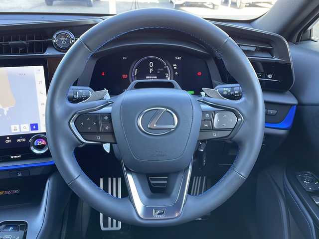 レクサス ＲＺ 450e Fスポーツ パフォーマンス 山口県 2024(令6)年 1.4万km パールⅡ ワンオーナー/100台限定車/純正ディスプレイオーディオ/・フルセグTV/・Bluetooth接続/・ナビキッド/アラウンドビューモニター/純正フロントカーボンスポイラー/純正リアカーボンスポイラー/純正カーボンウィング/純正カーボンルーフ/純正ブルーブレーキキャリパー/ビルトインETC/ドライブレコーダー/Lexus Safety System +/・プリクラッシュセーフティ/・レーンディパーチャーアラート/・レーダークルーズコントロール/・アダプティブハイビームシステム/・ロードサインアシスト/・発進遅れ告知機能/・ドライバー異常時対応システム/・フロントクロストラフィックアラート/・プロアクティブドライビングアシスト/パドルシフト/ハーフレザーシート/パワーシートD席/N席/シートヒーター/エアシート/ステアリングヒーター/スマートキー/プッシュスタート/スペアキー２本/ワイヤレス充電/USB入力端子/パワーバックドア/純正フロアマット/純正LEDライト/純正21インチ特別仕様アルミホイール/ウィンカーミラー/保証書