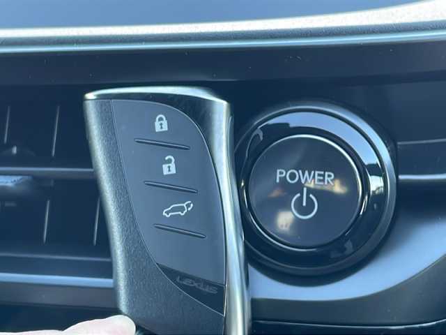 レクサス ＲＺ 450e Fスポーツ パフォーマンス 山口県 2024(令6)年 1.4万km パールⅡ ワンオーナー/100台限定車/純正ディスプレイオーディオ/・フルセグTV/・Bluetooth接続/・ナビキッド/アラウンドビューモニター/純正フロントカーボンスポイラー/純正リアカーボンスポイラー/純正カーボンウィング/純正カーボンルーフ/純正ブルーブレーキキャリパー/ビルトインETC/ドライブレコーダー/Lexus Safety System +/・プリクラッシュセーフティ/・レーンディパーチャーアラート/・レーダークルーズコントロール/・アダプティブハイビームシステム/・ロードサインアシスト/・発進遅れ告知機能/・ドライバー異常時対応システム/・フロントクロストラフィックアラート/・プロアクティブドライビングアシスト/パドルシフト/ハーフレザーシート/パワーシートD席/N席/シートヒーター/エアシート/ステアリングヒーター/スマートキー/プッシュスタート/スペアキー２本/ワイヤレス充電/USB入力端子/パワーバックドア/純正フロアマット/純正LEDライト/純正21インチ特別仕様アルミホイール/ウィンカーミラー/保証書