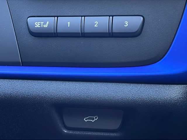 レクサス ＲＺ 450e Fスポーツ パフォーマンス 山口県 2024(令6)年 1.4万km パールⅡ ワンオーナー/100台限定車/純正ディスプレイオーディオ/・フルセグTV/・Bluetooth接続/・ナビキッド/アラウンドビューモニター/純正フロントカーボンスポイラー/純正リアカーボンスポイラー/純正カーボンウィング/純正カーボンルーフ/純正ブルーブレーキキャリパー/ビルトインETC/ドライブレコーダー/Lexus Safety System +/・プリクラッシュセーフティ/・レーンディパーチャーアラート/・レーダークルーズコントロール/・アダプティブハイビームシステム/・ロードサインアシスト/・発進遅れ告知機能/・ドライバー異常時対応システム/・フロントクロストラフィックアラート/・プロアクティブドライビングアシスト/パドルシフト/ハーフレザーシート/パワーシートD席/N席/シートヒーター/エアシート/ステアリングヒーター/スマートキー/プッシュスタート/スペアキー２本/ワイヤレス充電/USB入力端子/パワーバックドア/純正フロアマット/純正LEDライト/純正21インチ特別仕様アルミホイール/ウィンカーミラー/保証書