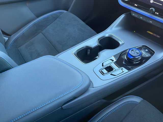 レクサス ＲＺ 450e Fスポーツ パフォーマンス 山口県 2024(令6)年 1.4万km パールⅡ ワンオーナー/100台限定車/純正ディスプレイオーディオ/・フルセグTV/・Bluetooth接続/・ナビキッド/アラウンドビューモニター/純正フロントカーボンスポイラー/純正リアカーボンスポイラー/純正カーボンウィング/純正カーボンルーフ/純正ブルーブレーキキャリパー/ビルトインETC/ドライブレコーダー/Lexus Safety System +/・プリクラッシュセーフティ/・レーンディパーチャーアラート/・レーダークルーズコントロール/・アダプティブハイビームシステム/・ロードサインアシスト/・発進遅れ告知機能/・ドライバー異常時対応システム/・フロントクロストラフィックアラート/・プロアクティブドライビングアシスト/パドルシフト/ハーフレザーシート/パワーシートD席/N席/シートヒーター/エアシート/ステアリングヒーター/スマートキー/プッシュスタート/スペアキー２本/ワイヤレス充電/USB入力端子/パワーバックドア/純正フロアマット/純正LEDライト/純正21インチ特別仕様アルミホイール/ウィンカーミラー/保証書