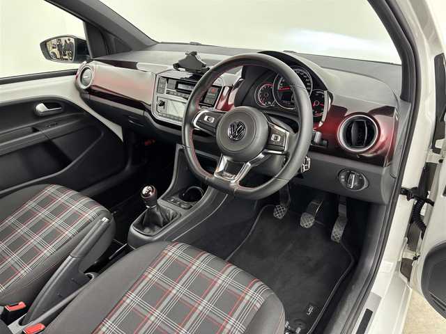 フォルクスワーゲン アップ ＧＴＩ 福岡県 2018(平30)年 0.7万km パール ６ＭＴ　/純正オーディオ／Ｂｌｕｅｔｏｏｔｈ　/ＥＴＣ２．０　/ドライブレコーダー　/クルーズコントロール　/衝突被害軽減システム　/アイドリングストップ　/シートヒーター　/純正１７インチＡＷ　/純正フロアマット