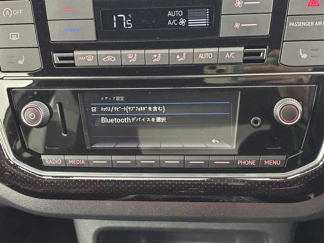 フォルクスワーゲン アップ ＧＴＩ 福岡県 2018(平30)年 0.7万km パール ６ＭＴ　/純正オーディオ／Ｂｌｕｅｔｏｏｔｈ　/ＥＴＣ２．０　/ドライブレコーダー　/クルーズコントロール　/衝突被害軽減システム　/アイドリングストップ　/シートヒーター　/純正１７インチＡＷ　/純正フロアマット