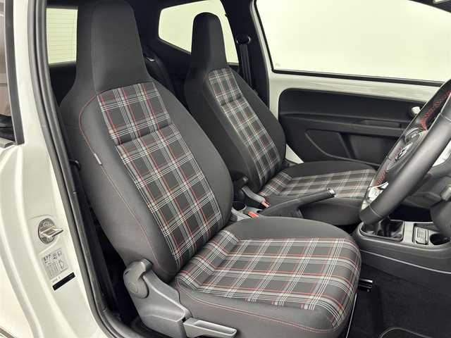 フォルクスワーゲン アップ ＧＴＩ 福岡県 2018(平30)年 0.7万km パール ６ＭＴ　/純正オーディオ／Ｂｌｕｅｔｏｏｔｈ　/ＥＴＣ２．０　/ドライブレコーダー　/クルーズコントロール　/衝突被害軽減システム　/アイドリングストップ　/シートヒーター　/純正１７インチＡＷ　/純正フロアマット