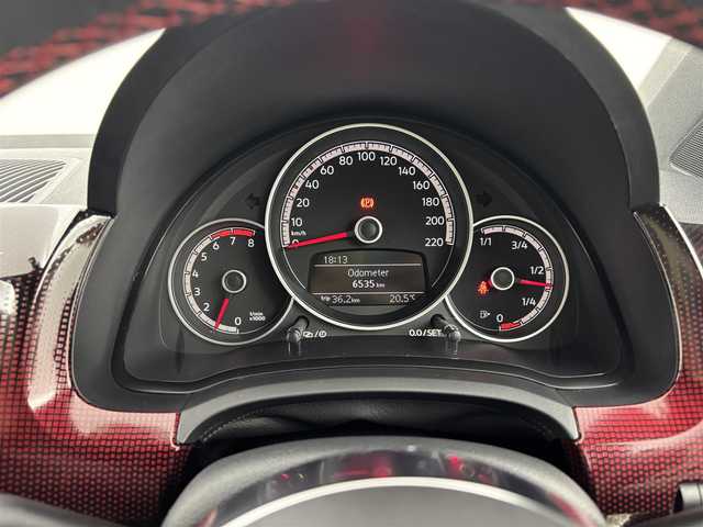 フォルクスワーゲン アップ ＧＴＩ 福岡県 2018(平30)年 0.7万km パール ６ＭＴ　/純正オーディオ／Ｂｌｕｅｔｏｏｔｈ　/ＥＴＣ２．０　/ドライブレコーダー　/クルーズコントロール　/衝突被害軽減システム　/アイドリングストップ　/シートヒーター　/純正１７インチＡＷ　/純正フロアマット