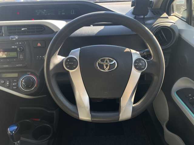 トヨタ アクア S 埼玉県 2012(平24)年 10.3万km シルバーM 取扱説明書/保証書/記録簿/ワンオーナー/CD/AUX/純正フロアマット/オートエアコン/横滑り防止装置/電動格納ミラー/禁煙車