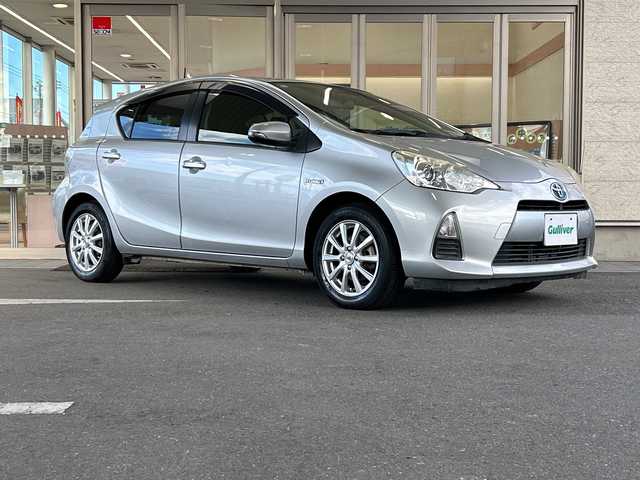 トヨタ アクア S 埼玉県 2012(平24)年 10.3万km シルバーM 取扱説明書/保証書/記録簿/ワンオーナー/CD/AUX/純正フロアマット/オートエアコン/横滑り防止装置/電動格納ミラー/禁煙車