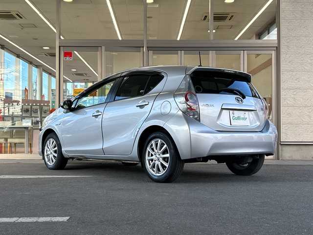 トヨタ アクア S 埼玉県 2012(平24)年 10.3万km シルバーM 取扱説明書/保証書/記録簿/ワンオーナー/CD/AUX/純正フロアマット/オートエアコン/横滑り防止装置/電動格納ミラー/禁煙車