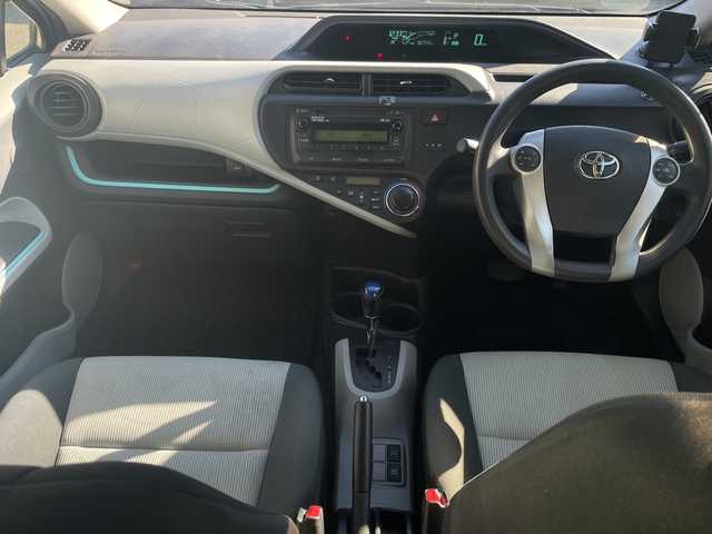 トヨタ アクア S 埼玉県 2012(平24)年 10.3万km シルバーM 取扱説明書/保証書/記録簿/ワンオーナー/CD/AUX/純正フロアマット/オートエアコン/横滑り防止装置/電動格納ミラー/禁煙車