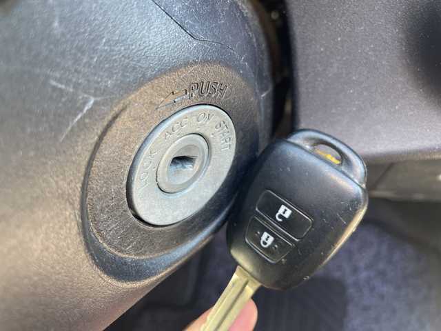 トヨタ アクア S 埼玉県 2012(平24)年 10.3万km シルバーM 取扱説明書/保証書/記録簿/ワンオーナー/CD/AUX/純正フロアマット/オートエアコン/横滑り防止装置/電動格納ミラー/禁煙車