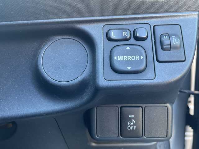 トヨタ アクア S 埼玉県 2012(平24)年 10.3万km シルバーM 取扱説明書/保証書/記録簿/ワンオーナー/CD/AUX/純正フロアマット/オートエアコン/横滑り防止装置/電動格納ミラー/禁煙車