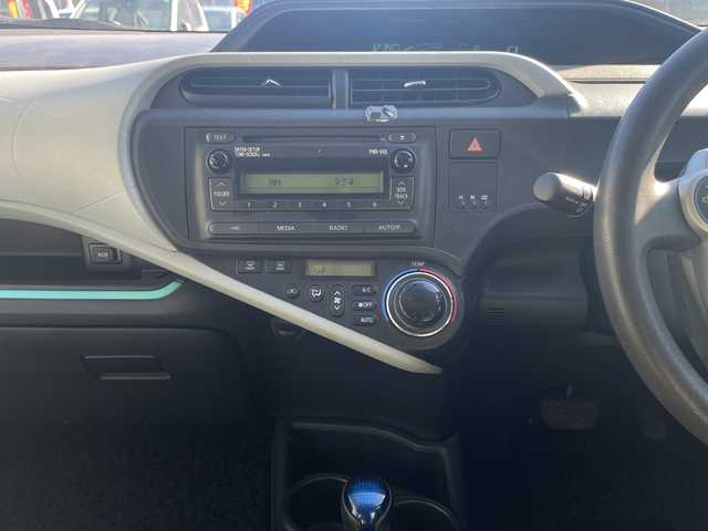 トヨタ アクア S 埼玉県 2012(平24)年 10.3万km シルバーM 取扱説明書/保証書/記録簿/ワンオーナー/CD/AUX/純正フロアマット/オートエアコン/横滑り防止装置/電動格納ミラー/禁煙車