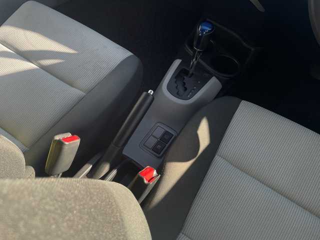 トヨタ アクア S 埼玉県 2012(平24)年 10.3万km シルバーM 取扱説明書/保証書/記録簿/ワンオーナー/CD/AUX/純正フロアマット/オートエアコン/横滑り防止装置/電動格納ミラー/禁煙車