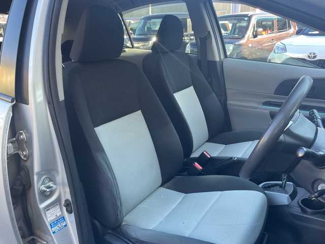 トヨタ アクア S 埼玉県 2012(平24)年 10.3万km シルバーM 取扱説明書/保証書/記録簿/ワンオーナー/CD/AUX/純正フロアマット/オートエアコン/横滑り防止装置/電動格納ミラー/禁煙車