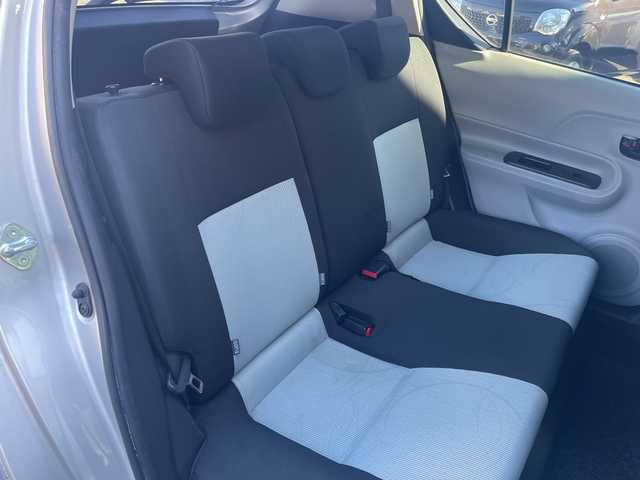 トヨタ アクア S 埼玉県 2012(平24)年 10.3万km シルバーM 取扱説明書/保証書/記録簿/ワンオーナー/CD/AUX/純正フロアマット/オートエアコン/横滑り防止装置/電動格納ミラー/禁煙車