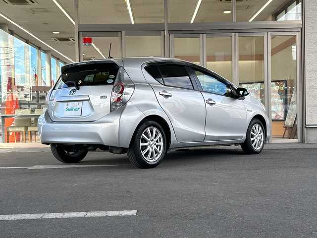 トヨタ アクア S 埼玉県 2012(平24)年 10.3万km シルバーM 取扱説明書/保証書/記録簿/ワンオーナー/CD/AUX/純正フロアマット/オートエアコン/横滑り防止装置/電動格納ミラー/禁煙車