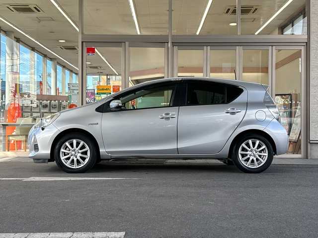 トヨタ アクア S 埼玉県 2012(平24)年 10.3万km シルバーM 取扱説明書/保証書/記録簿/ワンオーナー/CD/AUX/純正フロアマット/オートエアコン/横滑り防止装置/電動格納ミラー/禁煙車