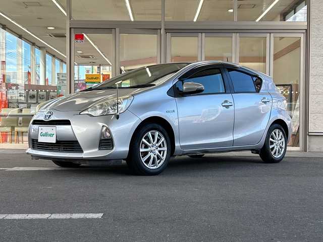 トヨタ アクア S 埼玉県 2012(平24)年 10.3万km シルバーM 取扱説明書/保証書/記録簿/ワンオーナー/CD/AUX/純正フロアマット/オートエアコン/横滑り防止装置/電動格納ミラー/禁煙車