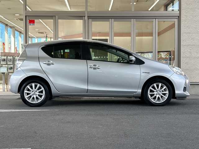 トヨタ アクア S 埼玉県 2012(平24)年 10.3万km シルバーM 取扱説明書/保証書/記録簿/ワンオーナー/CD/AUX/純正フロアマット/オートエアコン/横滑り防止装置/電動格納ミラー/禁煙車