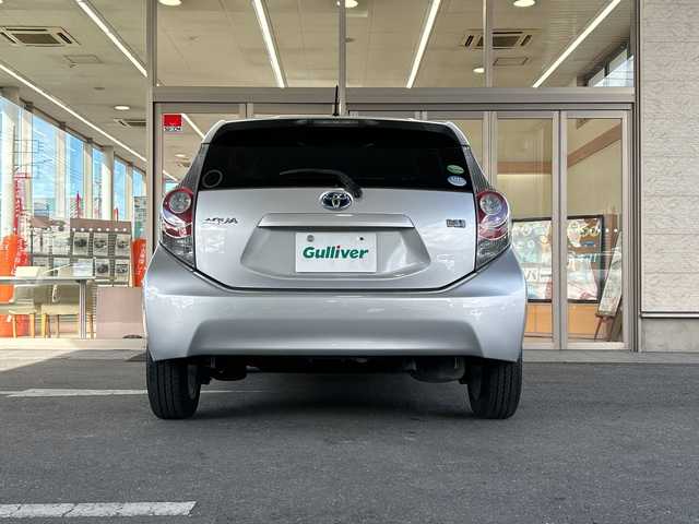 トヨタ アクア S 埼玉県 2012(平24)年 10.3万km シルバーM 取扱説明書/保証書/記録簿/ワンオーナー/CD/AUX/純正フロアマット/オートエアコン/横滑り防止装置/電動格納ミラー/禁煙車