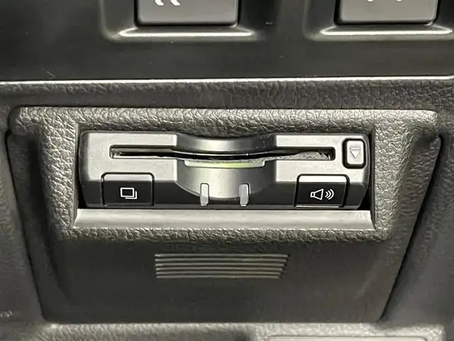 スバル フォレスター Xブレイク 埼玉県 2015(平27)年 7.7万km クリスタルホワイトP アイサイトｖｅｒ２　純正ナビ　フリップダウンモニター　バックカメラ　ＥＴＣ　レーダークルーズコントロール　シートヒーター　純正アルミホイール　スマートキー　オートライト　ＬＥＤヘッドライト　地デジＴＶ