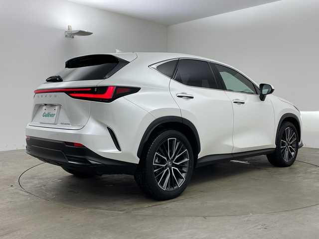 レクサス ＮＸ 350h バージョンL 兵庫県 2023(令5)年 3.3万km ソニッククォーツ ・純正14インチナビ/TV/Bluetooth/USB/Apple CarPlay/Miracast/・パノラミックビューモニター/・Lexus　Safety　System　＋/プリクラッシュセーフティ/緊急時操舵支援（アクティブ操舵機能付）/フロントクロストラフィックアラート/レーンチェンジアシスト/アダプティブハイビームシステム/・ロードサインアシスト/・プロアクティブドライビングアシスト/・リヤクロストラフィックアラート/・ブラインドスポットモニター/・パーキングサポートブレーキ/・リヤカメラディテクション/・クリアランスソナー/・アダプティブクルーズコントロール/・ＬＥＤヘッドライト/・オートライト/・フォグランプ/・パドルシフト/・ステアリングスイッチ/・パワーバックドア/・レザーシート/・パワーシート/・シートヒーター/・シートベンチレーション/・ステアリングヒーター/・前後ドライブレコーダー/・ビルトインＥＴＣ2.0/・純正20インチアルミホイール