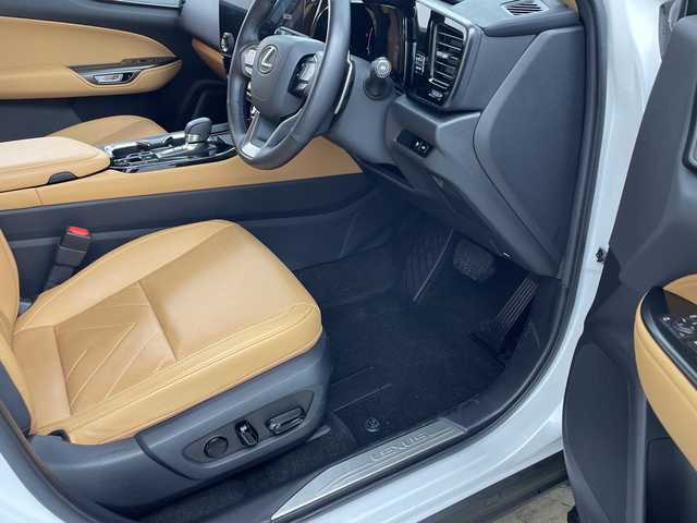 レクサス ＮＸ 350h バージョンL 兵庫県 2023(令5)年 3.3万km ソニッククォーツ ・純正14インチナビ/TV/Bluetooth/USB/Apple CarPlay/Miracast/・パノラミックビューモニター/・Lexus　Safety　System　＋/プリクラッシュセーフティ/緊急時操舵支援（アクティブ操舵機能付）/フロントクロストラフィックアラート/レーンチェンジアシスト/アダプティブハイビームシステム/・ロードサインアシスト/・プロアクティブドライビングアシスト/・リヤクロストラフィックアラート/・ブラインドスポットモニター/・パーキングサポートブレーキ/・リヤカメラディテクション/・クリアランスソナー/・アダプティブクルーズコントロール/・ＬＥＤヘッドライト/・オートライト/・フォグランプ/・パドルシフト/・ステアリングスイッチ/・パワーバックドア/・レザーシート/・パワーシート/・シートヒーター/・シートベンチレーション/・ステアリングヒーター/・前後ドライブレコーダー/・ビルトインＥＴＣ2.0/・純正20インチアルミホイール