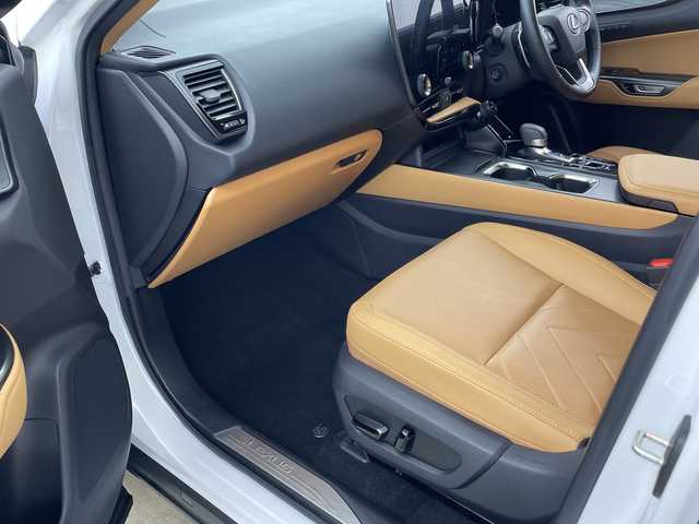 レクサス ＮＸ 350h バージョンL 兵庫県 2023(令5)年 3.3万km ソニッククォーツ ・純正14インチナビ/TV/Bluetooth/USB/Apple CarPlay/Miracast/・パノラミックビューモニター/・Lexus　Safety　System　＋/プリクラッシュセーフティ/緊急時操舵支援（アクティブ操舵機能付）/フロントクロストラフィックアラート/レーンチェンジアシスト/アダプティブハイビームシステム/・ロードサインアシスト/・プロアクティブドライビングアシスト/・リヤクロストラフィックアラート/・ブラインドスポットモニター/・パーキングサポートブレーキ/・リヤカメラディテクション/・クリアランスソナー/・アダプティブクルーズコントロール/・ＬＥＤヘッドライト/・オートライト/・フォグランプ/・パドルシフト/・ステアリングスイッチ/・パワーバックドア/・レザーシート/・パワーシート/・シートヒーター/・シートベンチレーション/・ステアリングヒーター/・前後ドライブレコーダー/・ビルトインＥＴＣ2.0/・純正20インチアルミホイール