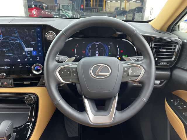 レクサス ＮＸ 350h バージョンL 兵庫県 2023(令5)年 3.3万km ソニッククォーツ ・純正14インチナビ/TV/Bluetooth/USB/Apple CarPlay/Miracast/・パノラミックビューモニター/・Lexus　Safety　System　＋/プリクラッシュセーフティ/緊急時操舵支援（アクティブ操舵機能付）/フロントクロストラフィックアラート/レーンチェンジアシスト/アダプティブハイビームシステム/・ロードサインアシスト/・プロアクティブドライビングアシスト/・リヤクロストラフィックアラート/・ブラインドスポットモニター/・パーキングサポートブレーキ/・リヤカメラディテクション/・クリアランスソナー/・アダプティブクルーズコントロール/・ＬＥＤヘッドライト/・オートライト/・フォグランプ/・パドルシフト/・ステアリングスイッチ/・パワーバックドア/・レザーシート/・パワーシート/・シートヒーター/・シートベンチレーション/・ステアリングヒーター/・前後ドライブレコーダー/・ビルトインＥＴＣ2.0/・純正20インチアルミホイール