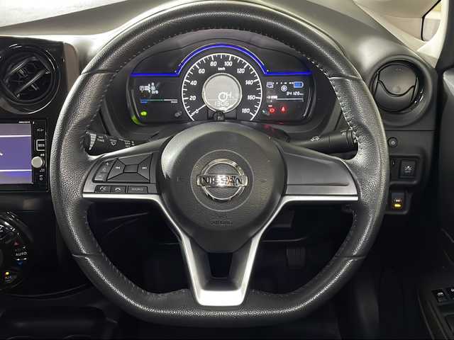 日産 ノート e－パワー メダリスト 広島県 2016(平28)年 3.5万km ブリリアントホワイトパール 純正ナビ/アラウンドビューモニター/インテリジェントルームミラー/ＥＴＣ/Blu-ray/ＬＥＤヘッドライト/前後コーナーセンサー/衝突被害軽減/レーンキープアシスト/オートライト/純正15インチアルミホイール(185/65/R15)/エアバッグ(運転席/助手席/サイド/カーテン)