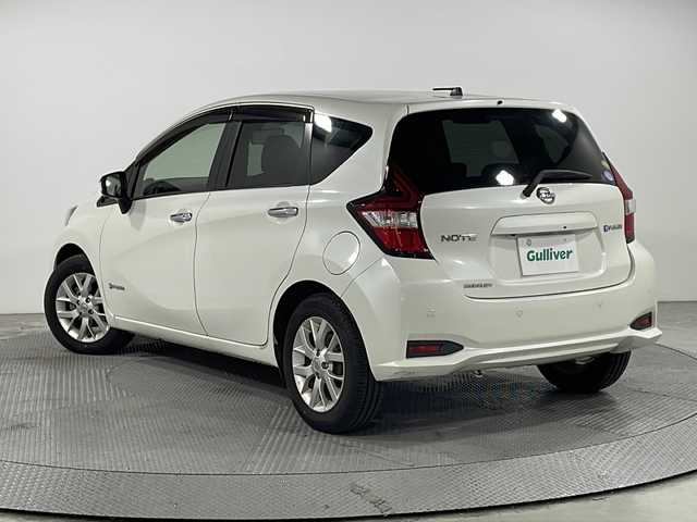 日産 ノート e－パワー メダリスト 広島県 2016(平28)年 3.5万km ブリリアントホワイトパール 純正ナビ/アラウンドビューモニター/インテリジェントルームミラー/ＥＴＣ/Blu-ray/ＬＥＤヘッドライト/前後コーナーセンサー/衝突被害軽減/レーンキープアシスト/オートライト/純正15インチアルミホイール(185/65/R15)/エアバッグ(運転席/助手席/サイド/カーテン)