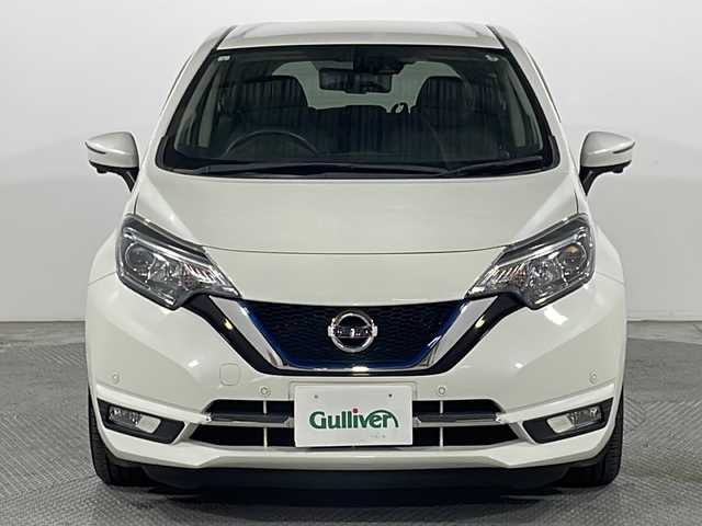 日産 ノート e－パワー メダリスト 広島県 2016(平28)年 3.5万km ブリリアントホワイトパール 純正ナビ/アラウンドビューモニター/インテリジェントルームミラー/ＥＴＣ/Blu-ray/ＬＥＤヘッドライト/前後コーナーセンサー/衝突被害軽減/レーンキープアシスト/オートライト/純正15インチアルミホイール(185/65/R15)/エアバッグ(運転席/助手席/サイド/カーテン)