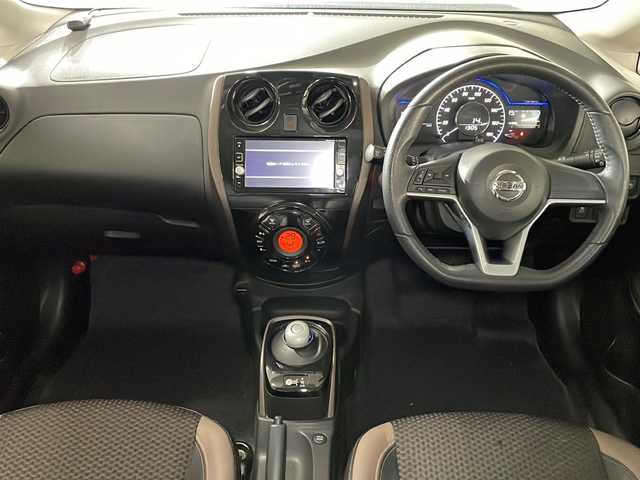 日産 ノート e－パワー メダリスト 広島県 2016(平28)年 3.5万km ブリリアントホワイトパール 純正ナビ/アラウンドビューモニター/インテリジェントルームミラー/ＥＴＣ/Blu-ray/ＬＥＤヘッドライト/前後コーナーセンサー/衝突被害軽減/レーンキープアシスト/オートライト/純正15インチアルミホイール(185/65/R15)/エアバッグ(運転席/助手席/サイド/カーテン)