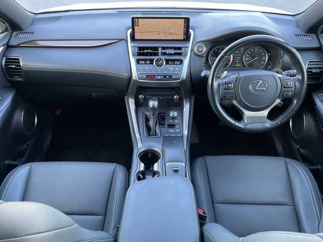 レクサス ＮＸ 300 スパイス&シック 群馬県 2020(令2)年 4.8万km ソニッククォーツ パノラマルーフ/純正10.3インチワイドナビ/（CD/DVD/SD/Bluetooth/USB/Miracast）/フルセグテレビ/バック・サイドカメラ/セーフティシステムプラス/・プリクラッシュセーフティシステム/・レーントレーシングアシスト/・アダプティブハイビームシステム/・レーダークルーズコントロール/・ロードサインアシスト/・先行車発進告知機能/ブラインドスポットモニター/リアクロストラフィックアラート/パーキングサポートブレーキ/ハンズフリーパワーバックドア/角型三眼LEDヘッドランプ/ボディ同色フェンダーアーチモール/ステアリングヒーター/黒レザーシート/シートヒーター/エアシート/パワーシート/シートメモリー