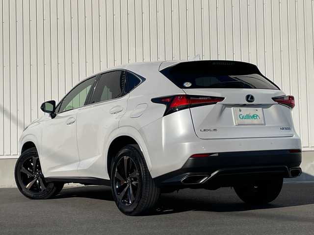 レクサス ＮＸ 300 スパイス&シック 群馬県 2020(令2)年 4.8万km ソニッククォーツ パノラマルーフ/純正10.3インチワイドナビ/（CD/DVD/SD/Bluetooth/USB/Miracast）/フルセグテレビ/バック・サイドカメラ/セーフティシステムプラス/・プリクラッシュセーフティシステム/・レーントレーシングアシスト/・アダプティブハイビームシステム/・レーダークルーズコントロール/・ロードサインアシスト/・先行車発進告知機能/ブラインドスポットモニター/リアクロストラフィックアラート/パーキングサポートブレーキ/ハンズフリーパワーバックドア/角型三眼LEDヘッドランプ/ボディ同色フェンダーアーチモール/ステアリングヒーター/黒レザーシート/シートヒーター/エアシート/パワーシート/シートメモリー